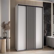 1,6 Meter breiter Schiebetürenschrank Mina in Weiß, Lamellen in schwarzer Optik, Schwarzer Stahlgriff, platzsparend, 235,2 x 160 x 60 cm, Anti Staubbürsten