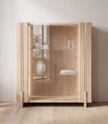 Vitrine | Farbe: Eiche gebleicht | Massivholz | Eichenholz geölt | Travertin Stein | 100 x 46 x 106 cm | 2 Glastüren | 3 Fächer | inkl. LED-Beleuchtung