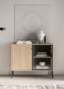 Kommode | klein | Farbe: Eiche Lindberg | 1 Glastür mit Aluminiumrahmen | 4 Fächer | inkl. LED-Beleuchtung | Push-to-open Funktion | 107 x 40 x 86 cm | Beine: Metall