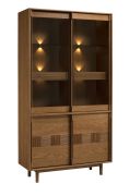 Vitrine | 109 x 43 x 204 cm | inkl. LED-Beleuchtung | Eiche Karamell | Glasschrank | 2 Schubladen | 6 Einlegeböden | 4 Türen | gehärtetes Glas Antisol braun | Inginele 05