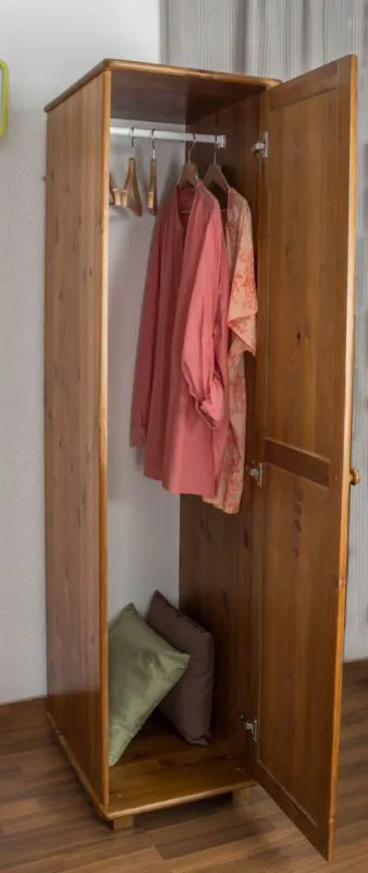 Schmaler Kleiderschrank