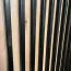 1,1 Meter breiter Schiebetürenschrank Mina in Weiß, viel Stauraum, Vorderseite aus Laminat Platten, Anti Staubbürsten, robust, Schwarze Lamellen Optik