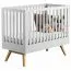 Babybett / Gitterbett Skady 02, Farbe: Weiß / Eiche - Liegefläche: 70 x 140 cm (B x L)