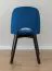 Marineblauer Stuhl Coustre 09, aus massiven Buchenholz, schwarze Holzbeine, Polsterung: Samt, Maße: 86 x 50 x 45 cm, ausdrucksstark
