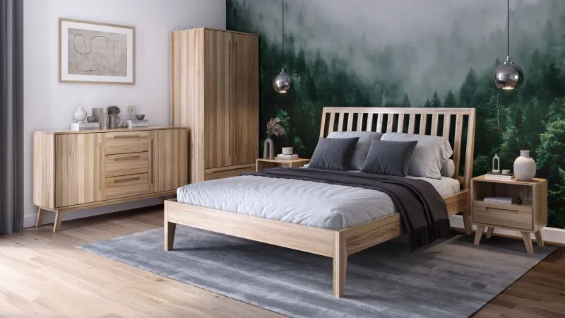 Schlafzimmer - Set B Engordany | 5-teilig | Farbe: Buche | Buche Vollholz massiv | lackiert | 2 Nachtkommode | 1 Doppelbett mit hohen Kopfteil | 1 Kommode | 1 Kleiderschrank