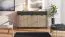 Wohnzimmer Komplett - Set A Zvesdara, 6-teilig, Farbe: Eiche Artisan / Schwarz, zwei Vitrinen, ein TV-Schrank, ein Wandregal, eine Kommode, ein Couchtisch, ABS-Kanten