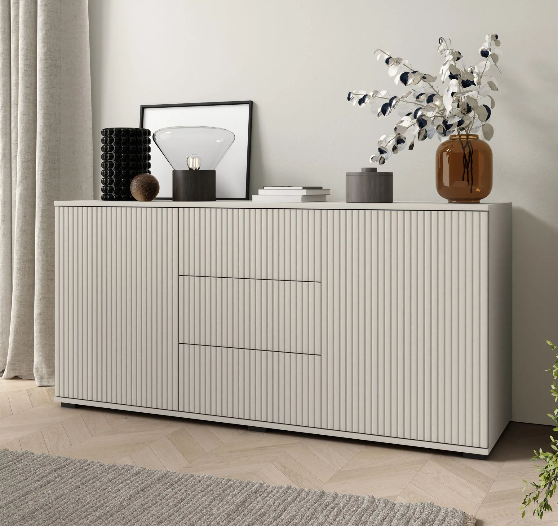 Kommode | 2 Drehtüren | Push-to-open Funktion | Kaschmir | 3 Schubladen | 4 Fächer | Maße: 150 x 40 x 72 cm | Lamellen Front