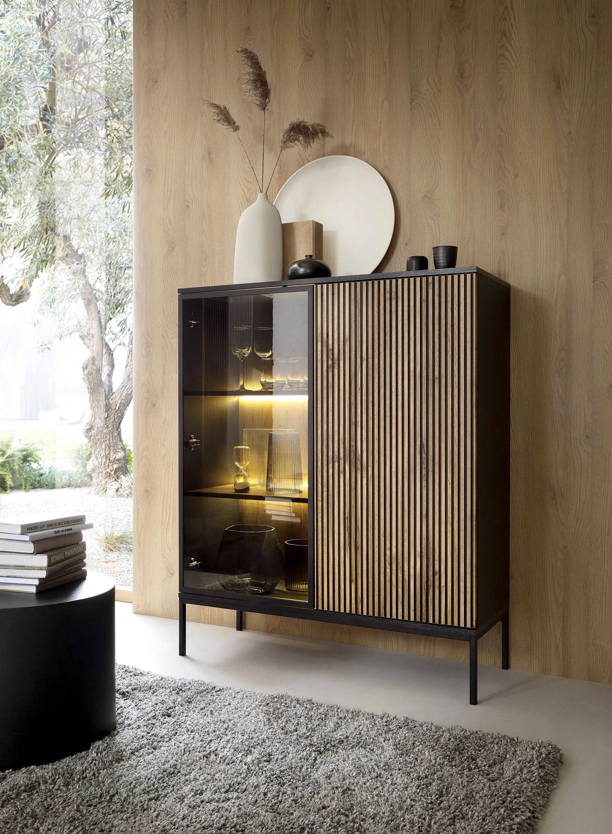 Vitrine mit eleganten Design Chelmsford 06, Farbe: Schwarz / Eiche