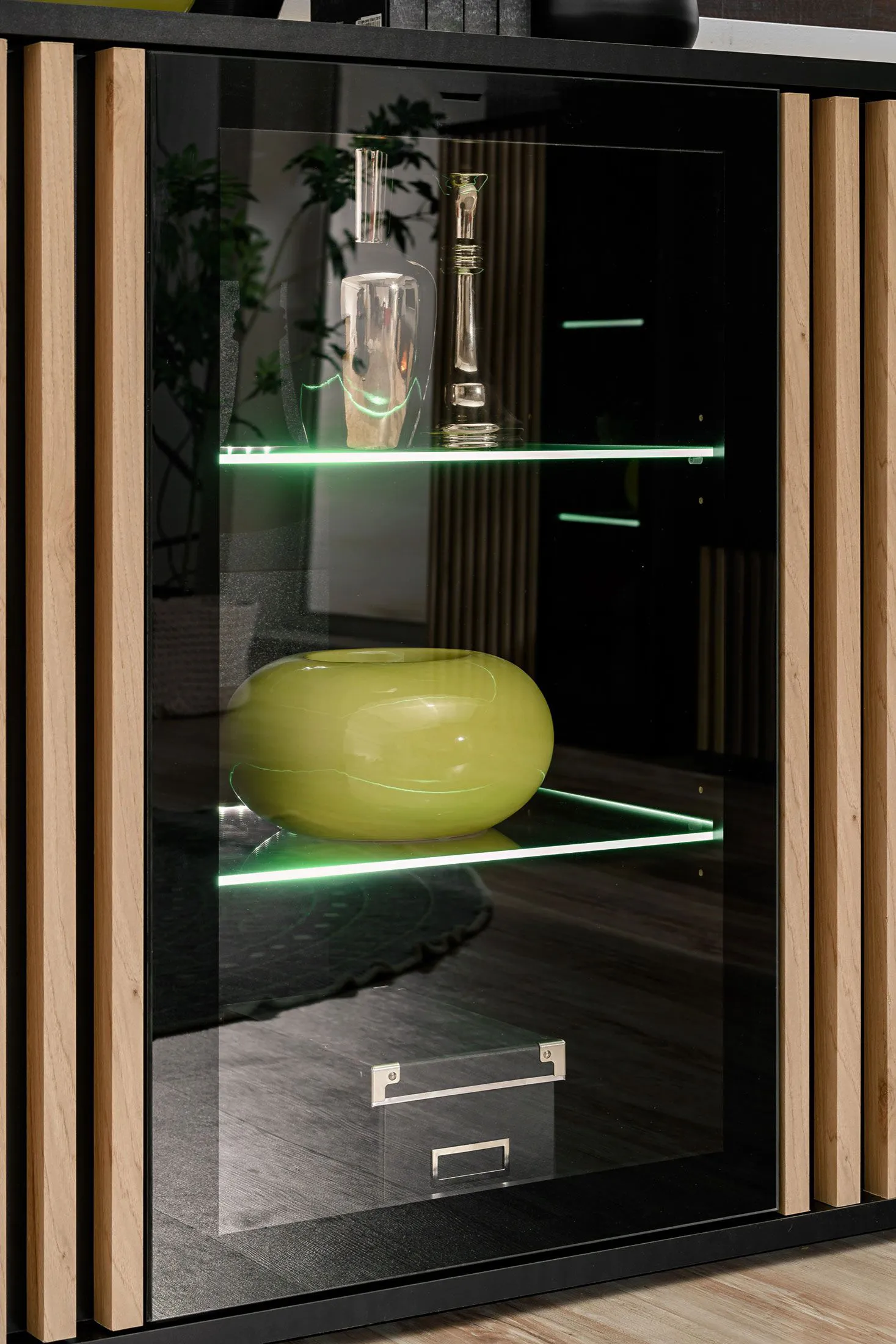 Sideboard / Kommode mit einer Glastür Romfo 06, inkl. LED-Beleuchtung, Farbe: Schwarz, Maße: 91,5 x 163 x 40 cm, neun Fächer, modernes und einfaches Design