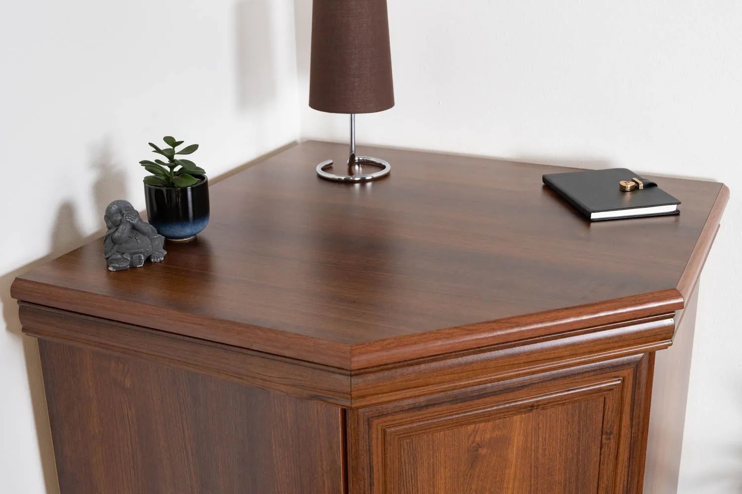 Eck-Kommode Sentis 03 | Dunkelbraun | 75 x 75 x 97 cm (L x T x H) | Metallgriffe | ABS-Kanten | Rustikal | Büro