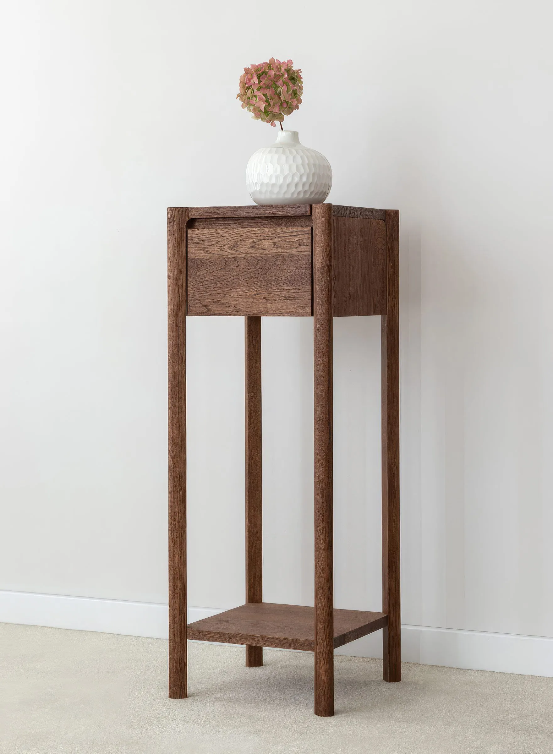 Beistellkommode | Eichenholz geölt | Farbe: Tabacco | hoher Beistelltisch | Massivholz | 1 Schublade | Soft Close System | 1 Ablagefach | 33 x 33 x 90 cm | Seille 14