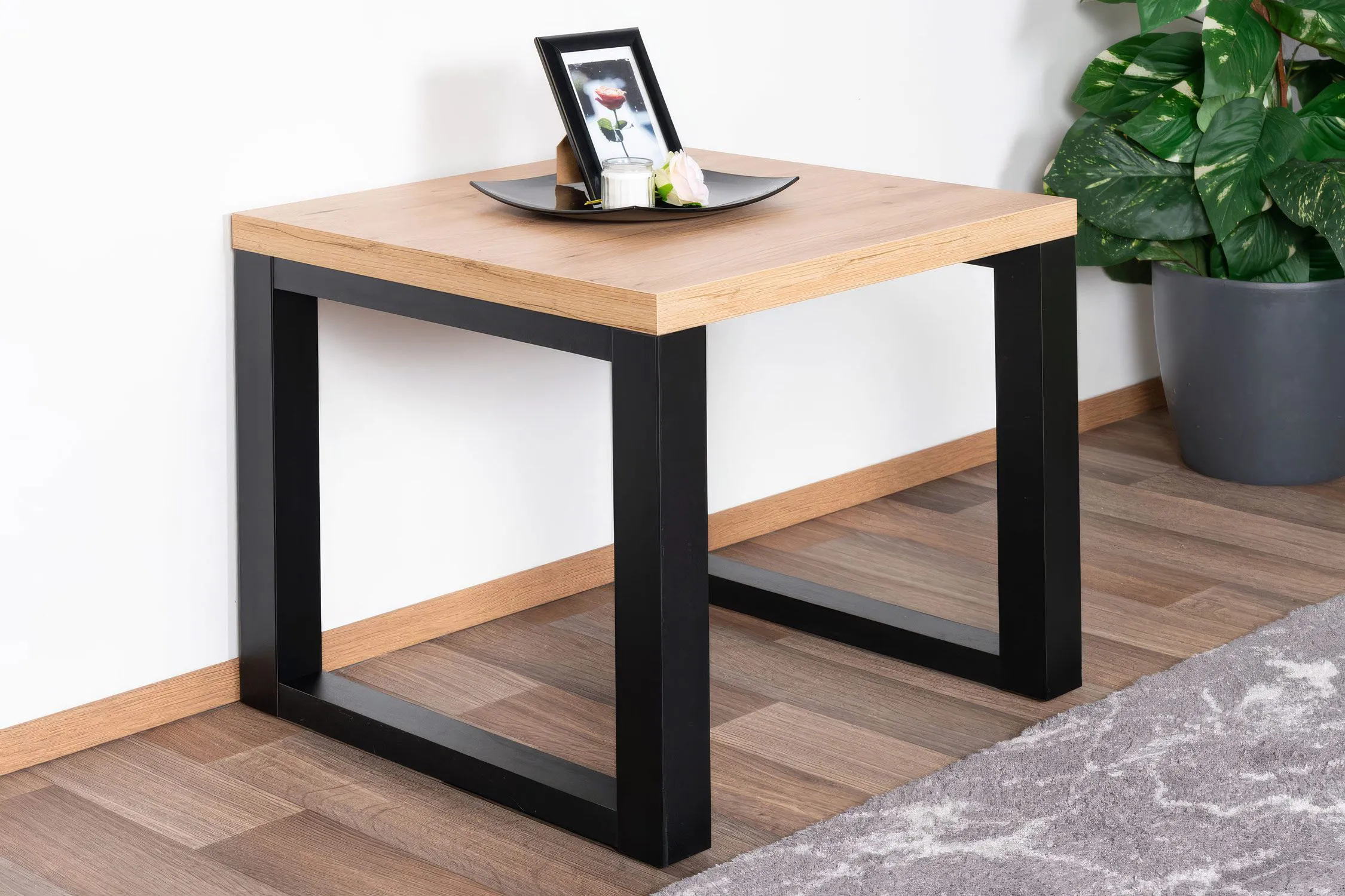 Kleiner quadratischer Couchtisch mit schwarzen Beinen