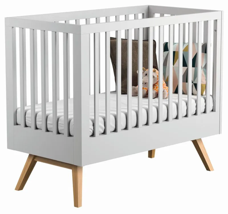 Babybett / Gitterbett Skady 02, Farbe: Weiß / Eiche - Liegefläche: 70 x 140 cm (B x L)