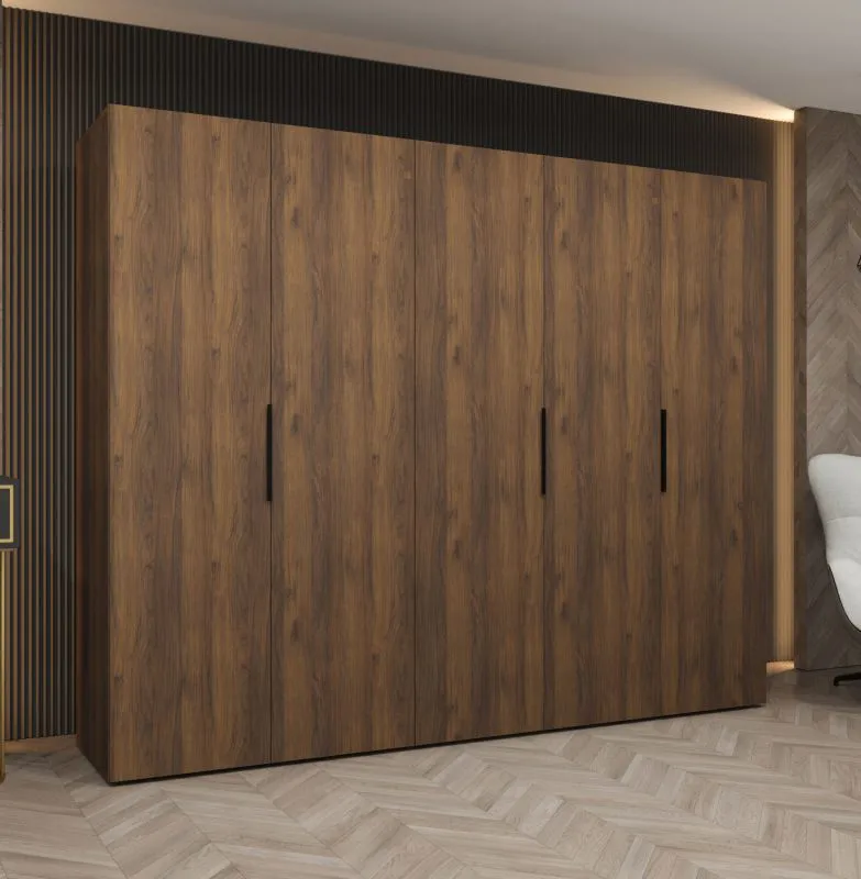 Kleiderschrank mit drei Kleiderstangen | Farbe: Walnuss | 2,5 Meter breit | drei Fächer | Soft-Close | fünf Türen | Griffe: Schwarz | Drehtürenschrank