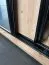 1,5 Meter breiter Schiebetürenschrank Tharo in Schwarz/Eiche, auch für Wohnzimmer geeignet, Anti Staubbürsten, Metallgriffe in schwarz, robust