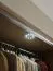 Falttür / Kleiderschrank | Farbe: Beige | 3 Schubladen | 1 Kleiderstange | 8 Fächer | 203 x 60 x 240 cm | inkl. LED-Beleuchtung mit Sensor | Soft-Close