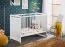 Gitterbett / Babybett mit einer Mattratze Avaldsnes 10, Farbe: Weiß - Abmessungen: 90 x 124 x 67 cm (H x B x T)