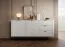 Kommode | langes Sideboard | Weiß | 3 Schubladen | 4 Fächer | Maße: 81 x 163 x 38 cm | Griffe & Beine: Metall | 2 Türen | Lamellen Design