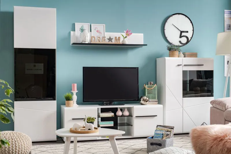 Wohnzimmer - Set A Idos, 4-teilig, Farbe: Weiß / Weiß Hochglanz / Schwarz, zwei Vitrinen, ein TV-Unterschrank, ein Wandregal, einfaches und modernes Design