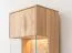 Hängevitrine Rania 11 aus Massiv- und Stirnholz Eiche, 142 x 43 x 33 cm, 1 Tür, 4 Einlegeböden, 5 Fächer, inkl. LED-Beleuchtung, Soft-Close, Metallgriffe