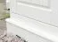 Vitrine Gyronde 17, Kiefer massiv Vollholz, Farbe: Weiß / Walnuss - 130 x 90 x 45 cm (H x B x T)